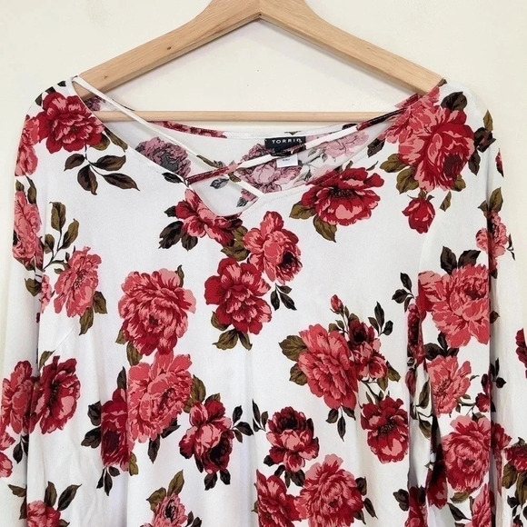 🌟✨2 for $30✨🌟 TORRID | IVORY  FLORAL SLIT SLEEVE TOP - Picture 3 of 7